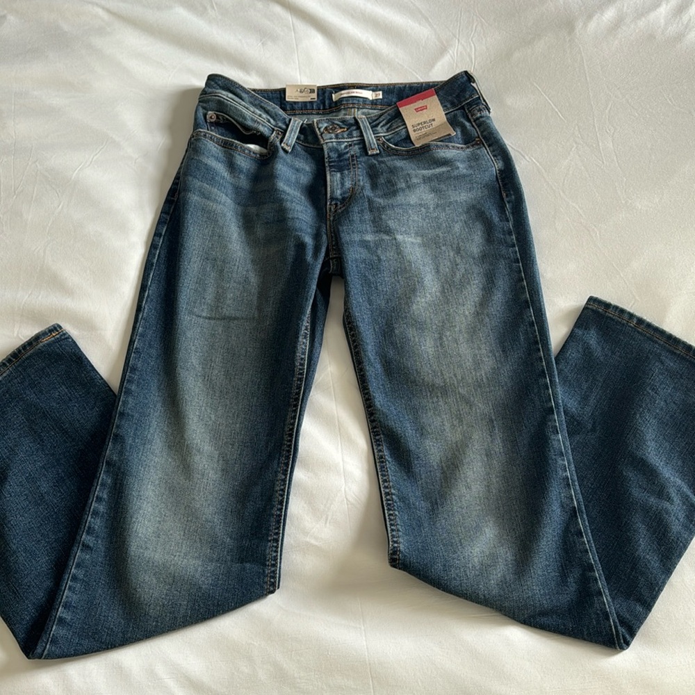 NWT Levi’s super low boot cut jeans!! Size 27!!